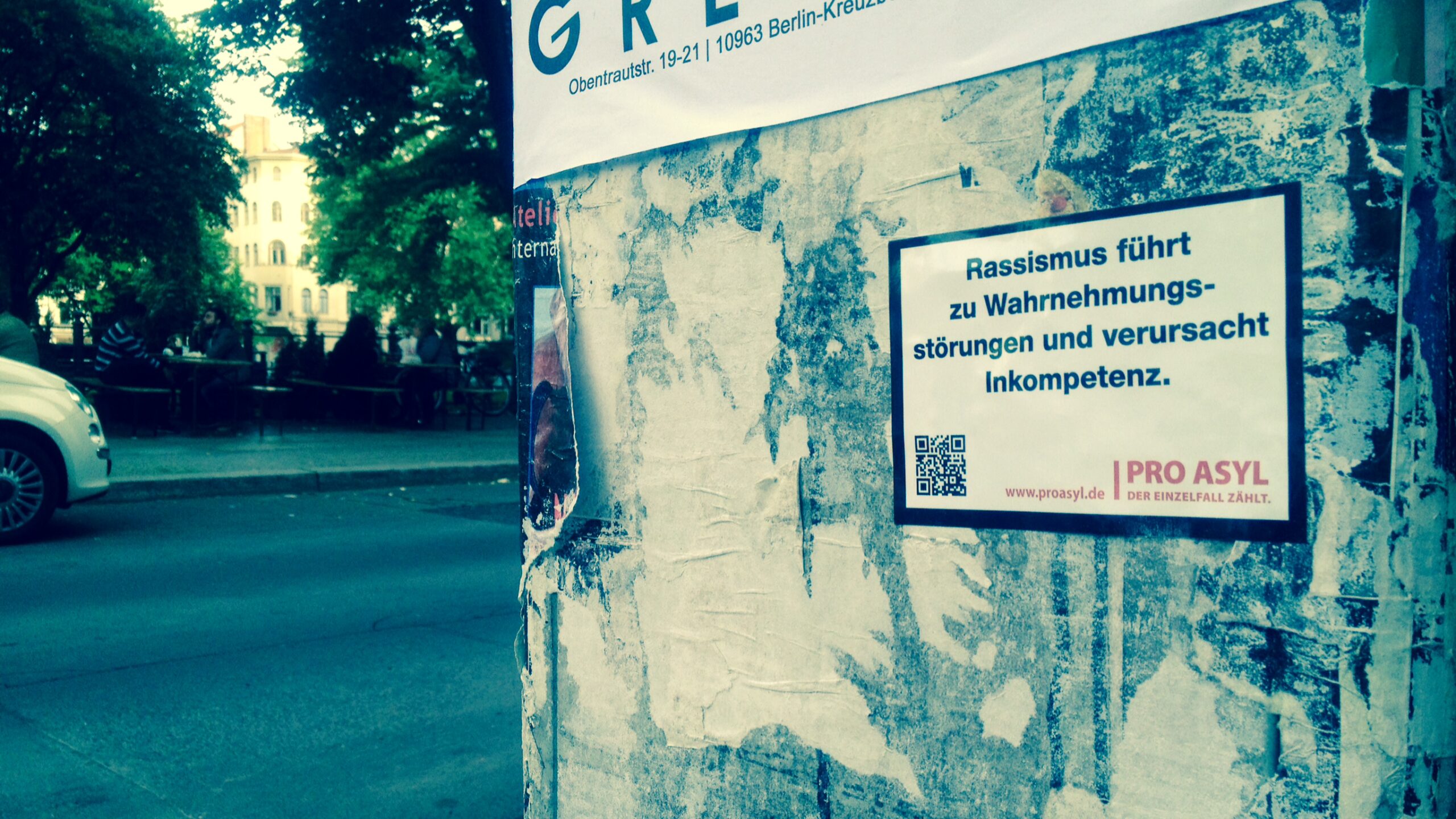 Momgagement - Pro Asyl Aufkleber in Berlin Kreuzberg