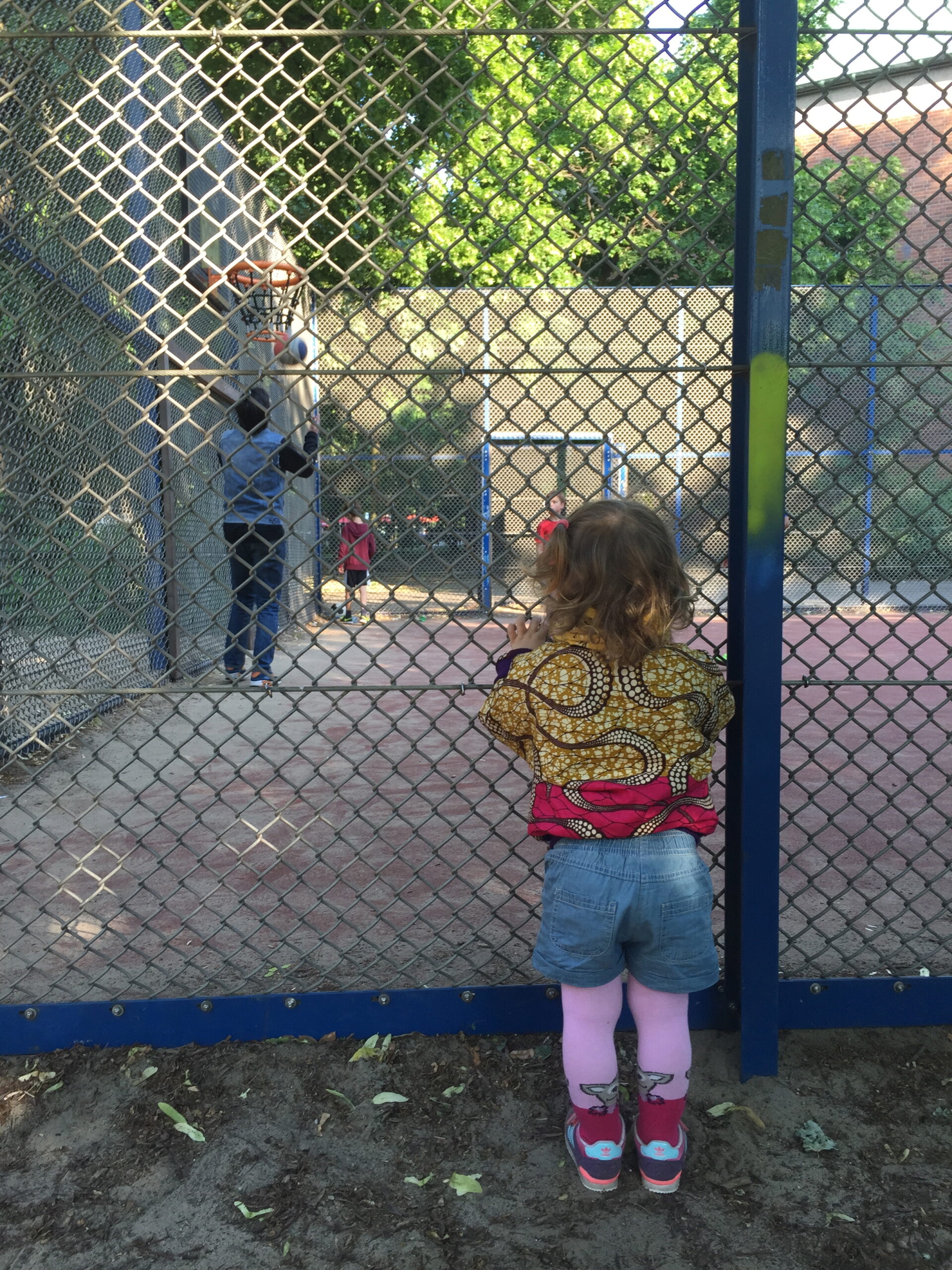 Izzy checkt die Boys am Lausitzer Platz bei Mummy Mag